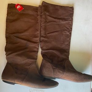 Brown American eagle suede boots